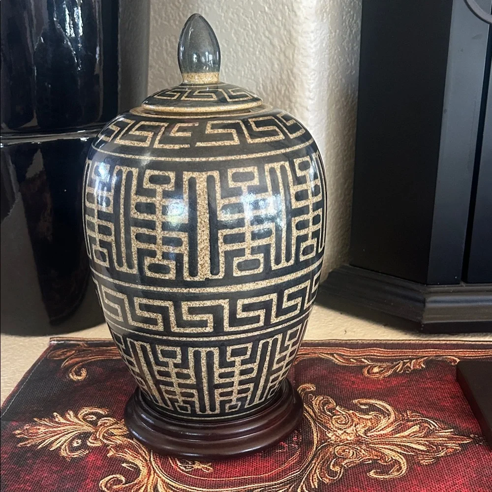 Elegant Black and Gold Patterned Vase - Picture 7 of 7